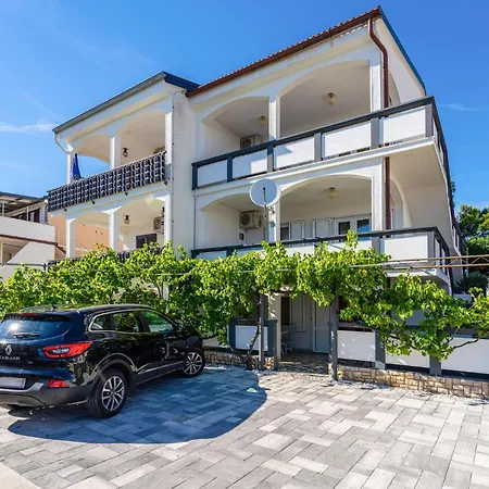 2 Bedroom Front In * Rtina