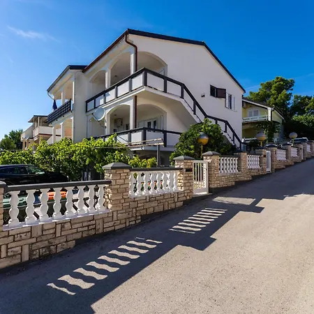 2 Bedroom Front In Daire *