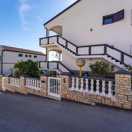 2 Bedroom Front In Rtina