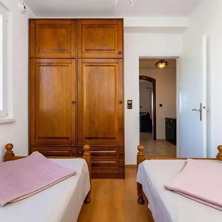 2 Bedroom Front In Apartman Rtina