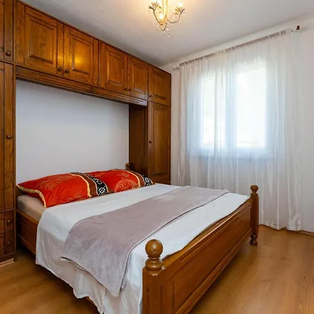 Apartman 2 Bedroom Front In Rtina