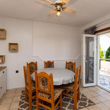 2 Bedroom Front In *